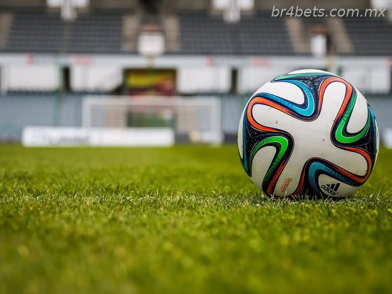 campo uma bola de futebol
