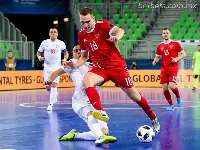 pessoas profissionais jogando futsal
