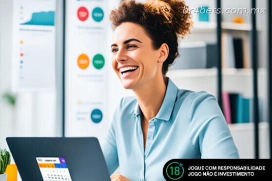 Mulher sorrindo na frente do computador